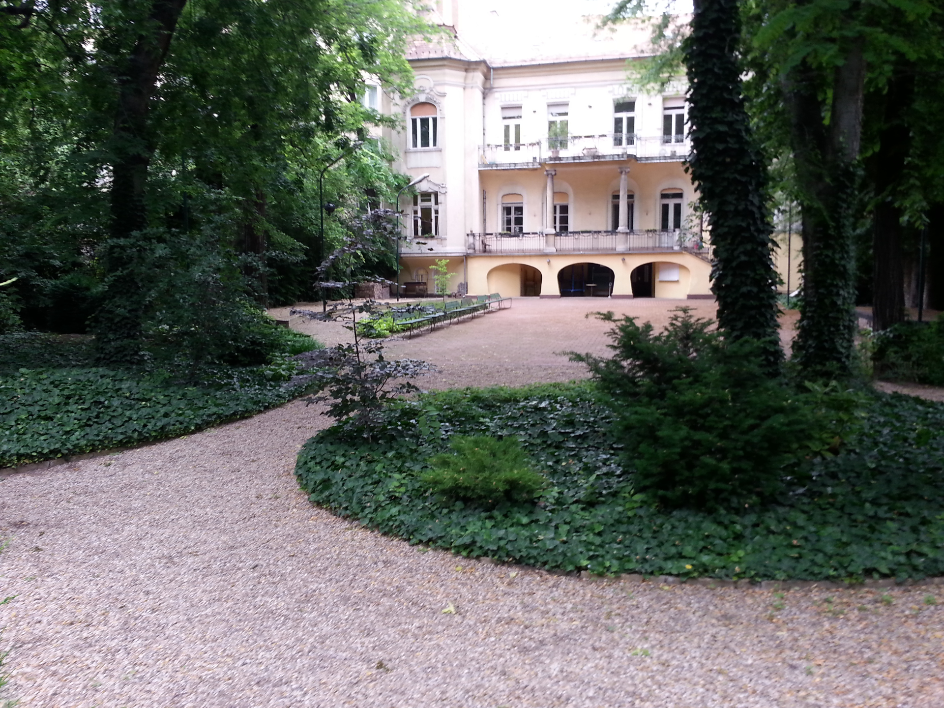 Villa udvar