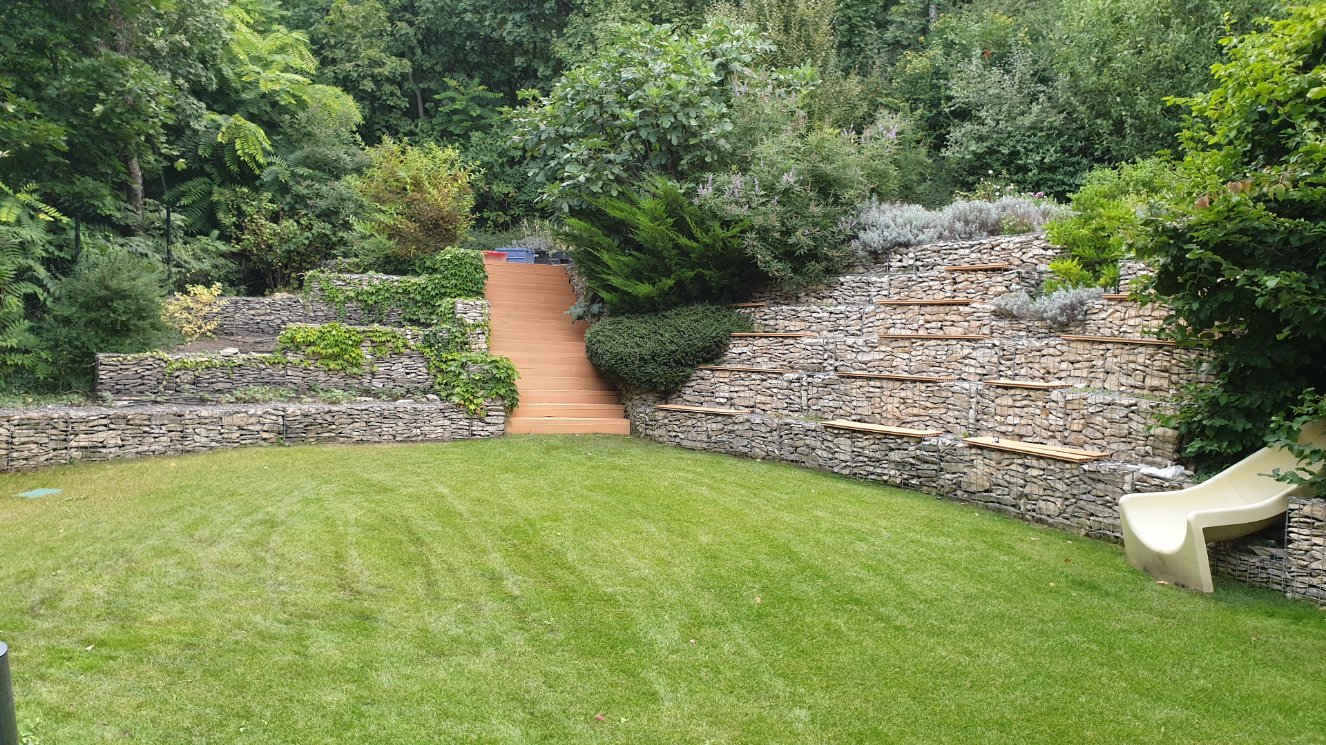 Gabion támfalas családi kert
