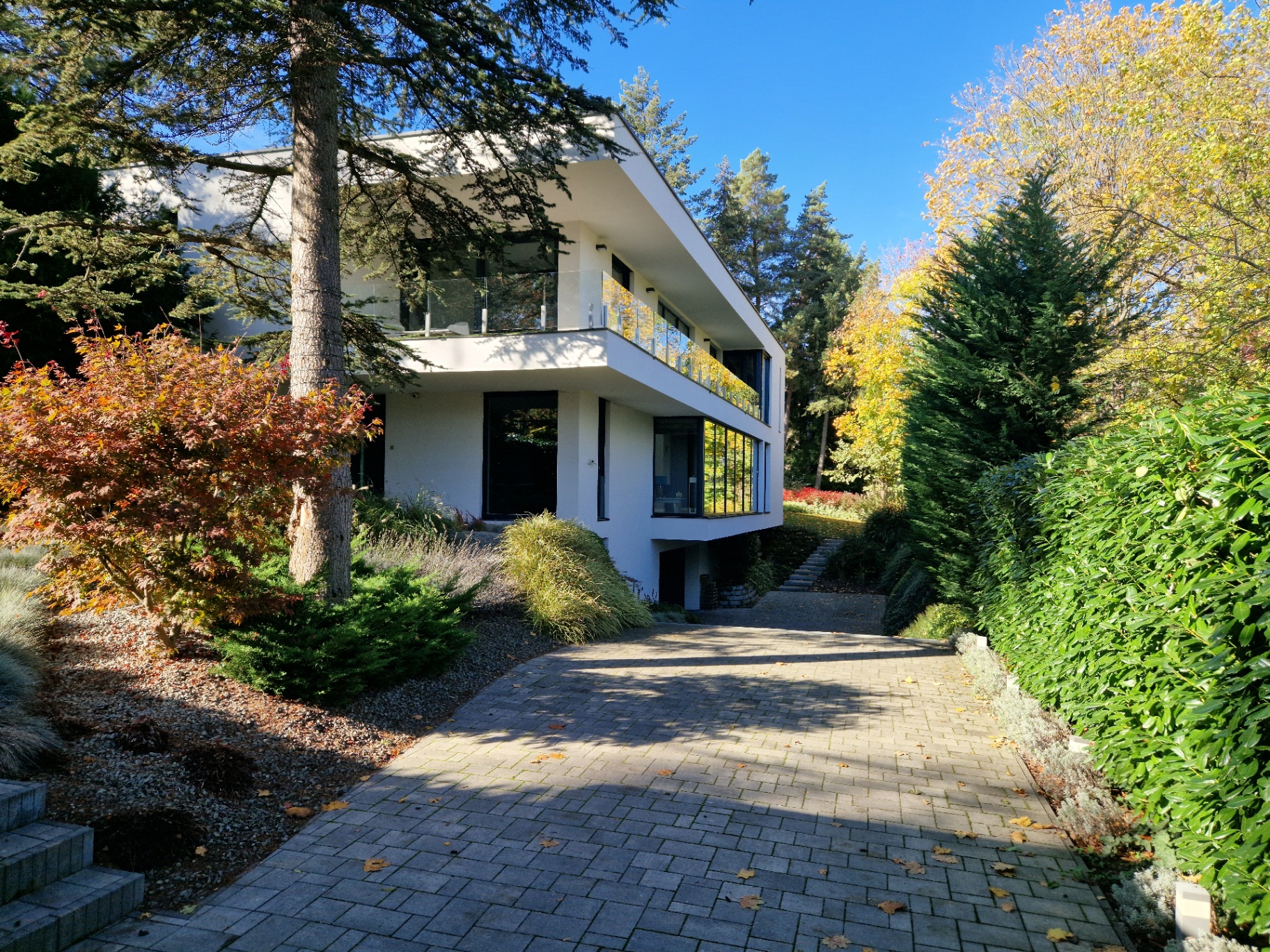 Modern villa őszi előkertje