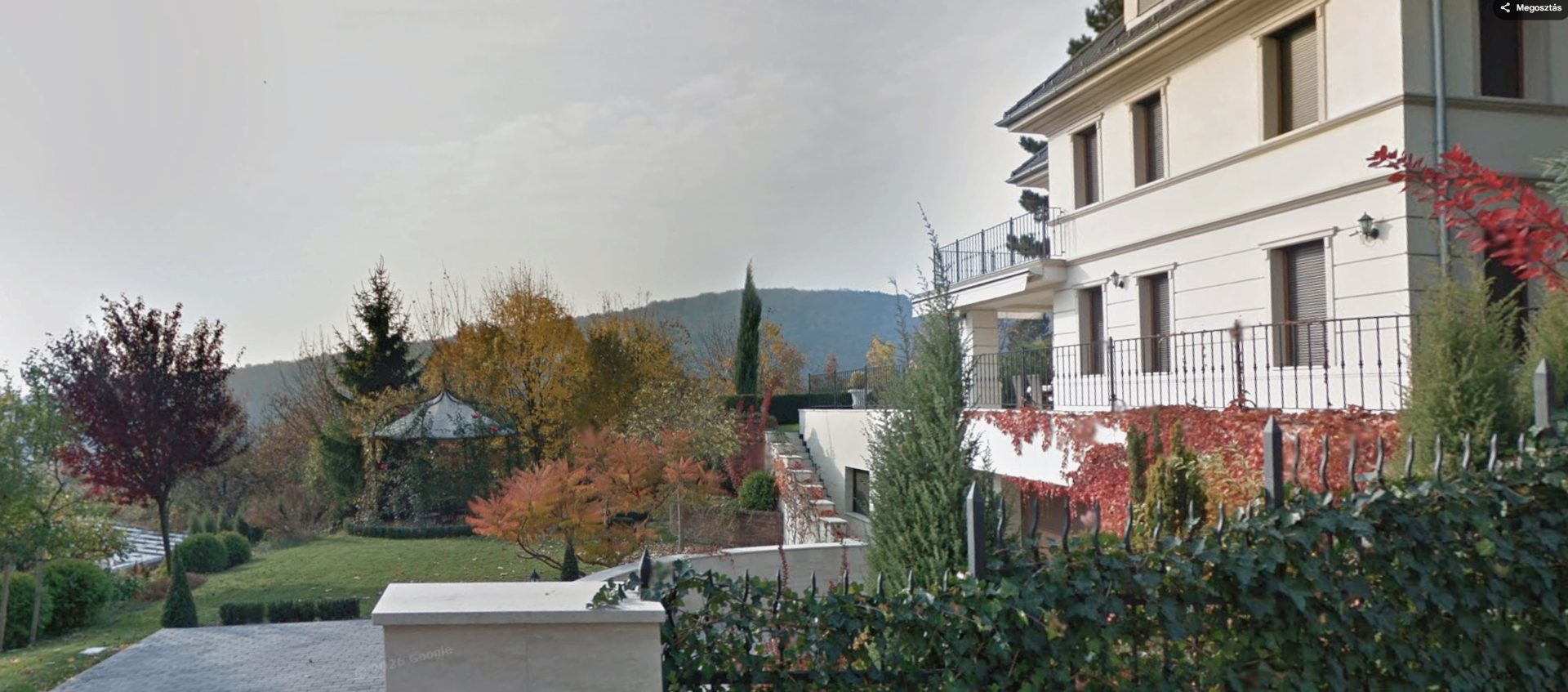 Klasszikus villa panorámás kertje
